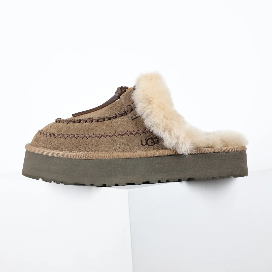 Pick up locally 💰580 Core recommendation with good price It is a very suitable choice for keeping warm in winter and at home. In the new year, uug has launched a series of styles, which are partial to the preferences of young consumers and have also moved to the forefront of fashion trends. Shoe body material Water-repellent coated suede upper 17mm UGGPURE™ implanted wool insole Lightweight non-slip comfortable rubber outsole With brand LOGO trademark Comes with a full set of packaging Size: 35 36 37 38 39 40
